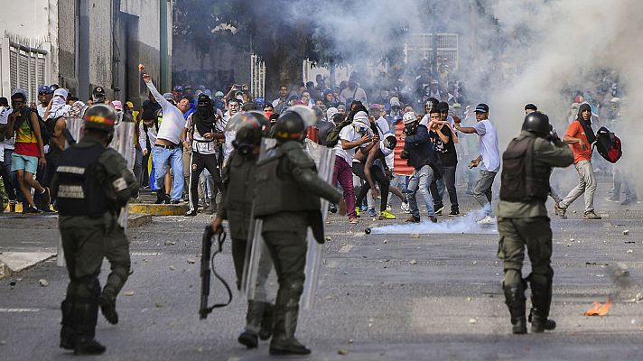 Telediario 1 - Venezuela vive horas inciertas tras el pulso opositor a Maduro, que cuenta con el apoyo de las cúpulas militar y judicial