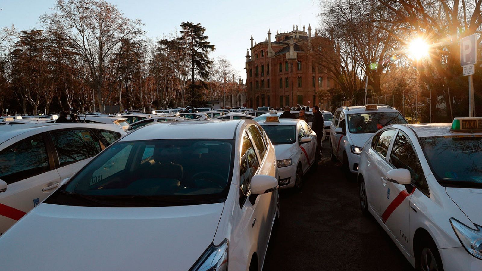 Los taxistas de Madrid inician una marcha lenta por la ciudad en su quinto día de huelga