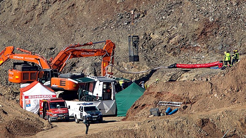 La galeria horizontal alcanza el metro y medio y se ejecutan tres microvoladuras