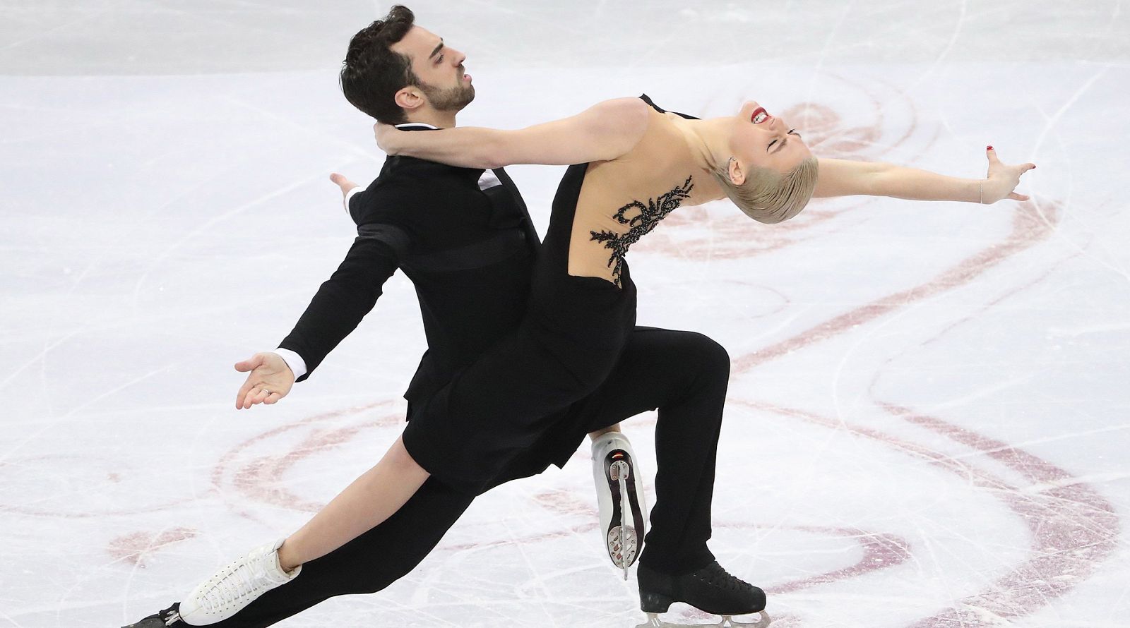 Tras quedar sextos y octavos respectivamente, las parejas formadas por Smart y Díaz, y Hurtado y Jalyavin, se han clasificado para el programa libre de este sábado en el Europeo de patinaje.