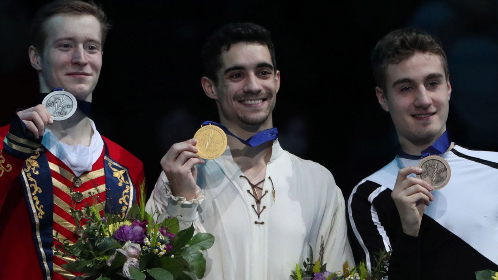 Javier Fernández recibe la medalla de oro - RTVE.es - Patinaje sobre hielo | Ver