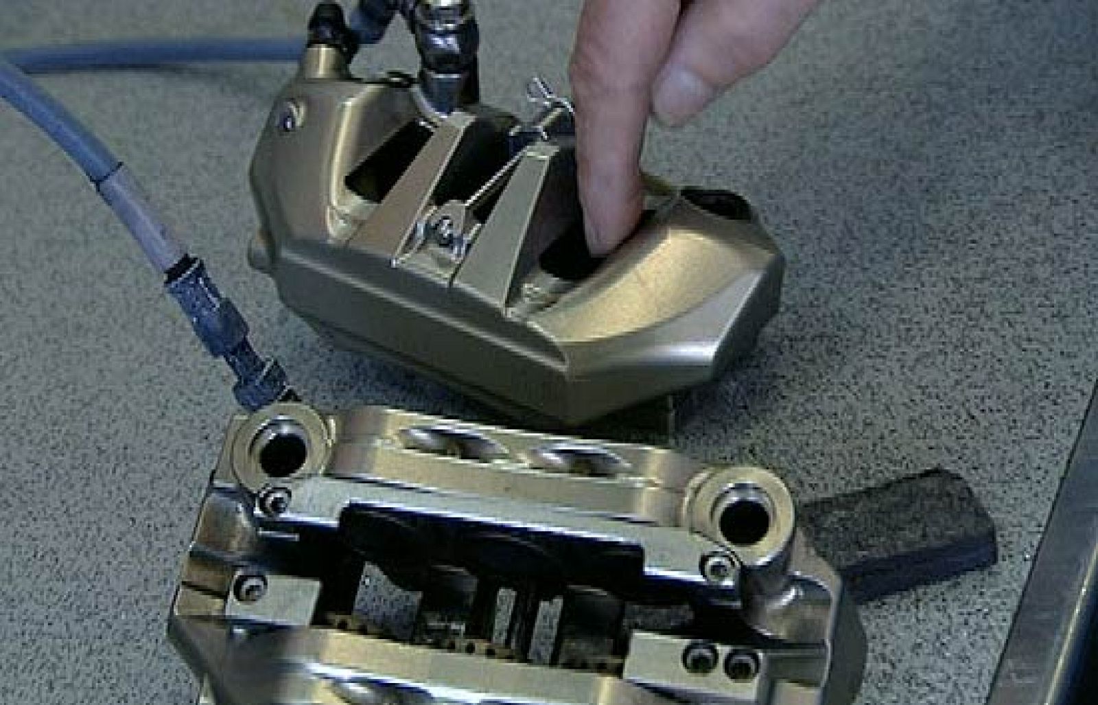 Ángel Nieto nos muestra cómo son los frenos de Honda Gresini, únicos en el Mundial.