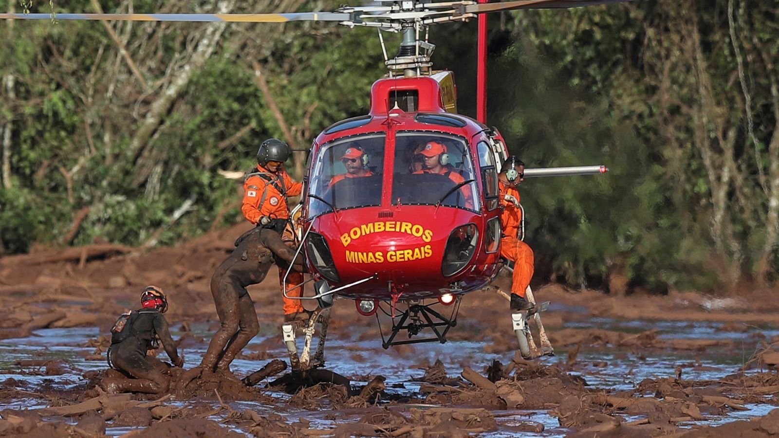 La rotura de una presa en Brasil deja más de medio centenar de muertos en una de sus peores tragedias mineras | Ver