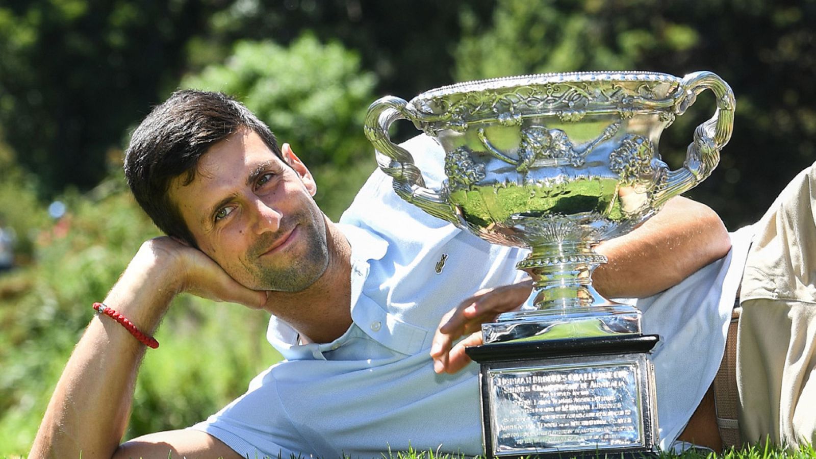 Novak Djokovic celebra por todo lo alto su triunfo en Australia | Ver