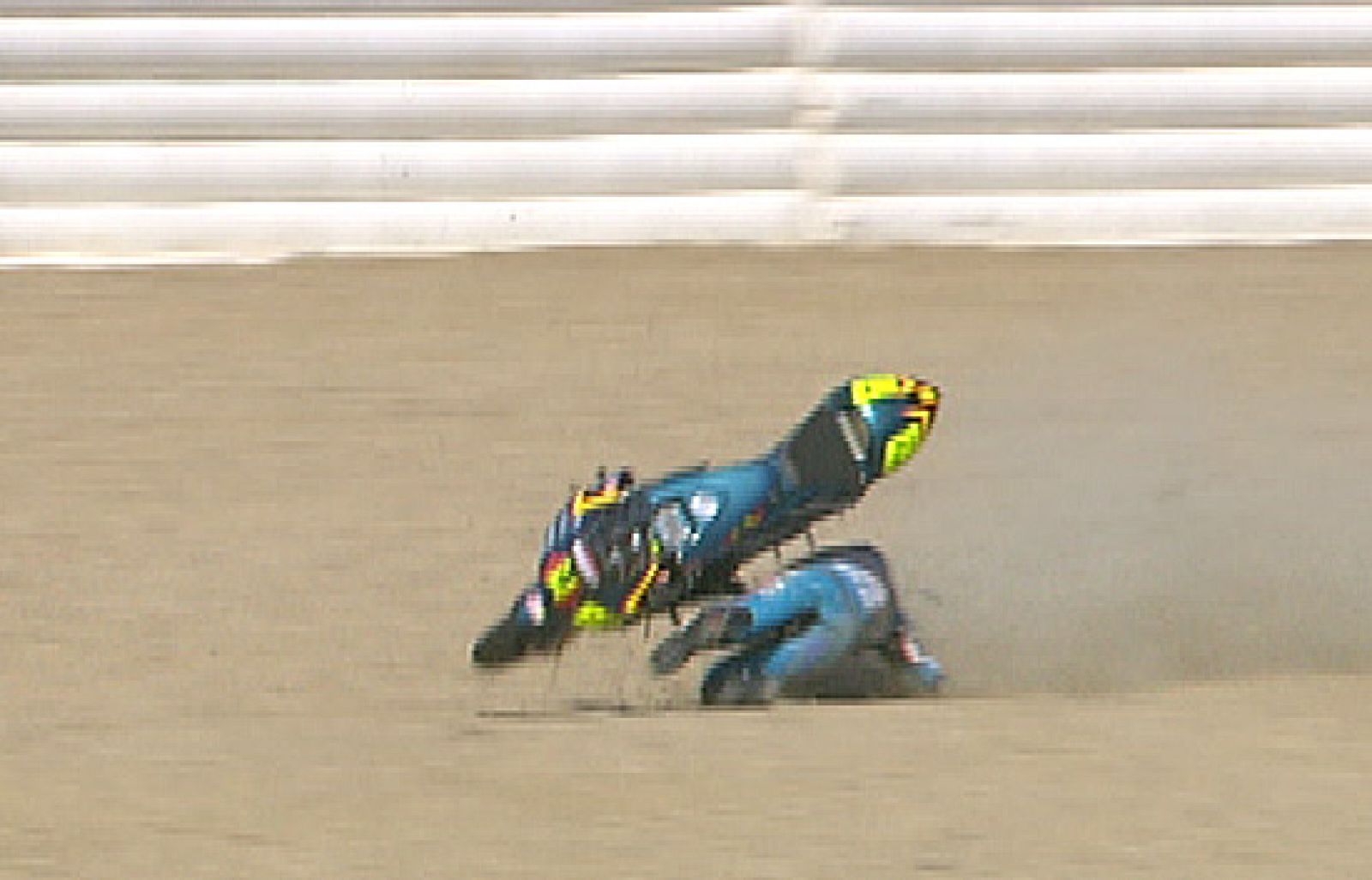 Tras la caída de Andrea Iannone, Julián Simón también se ha ido al suelo.