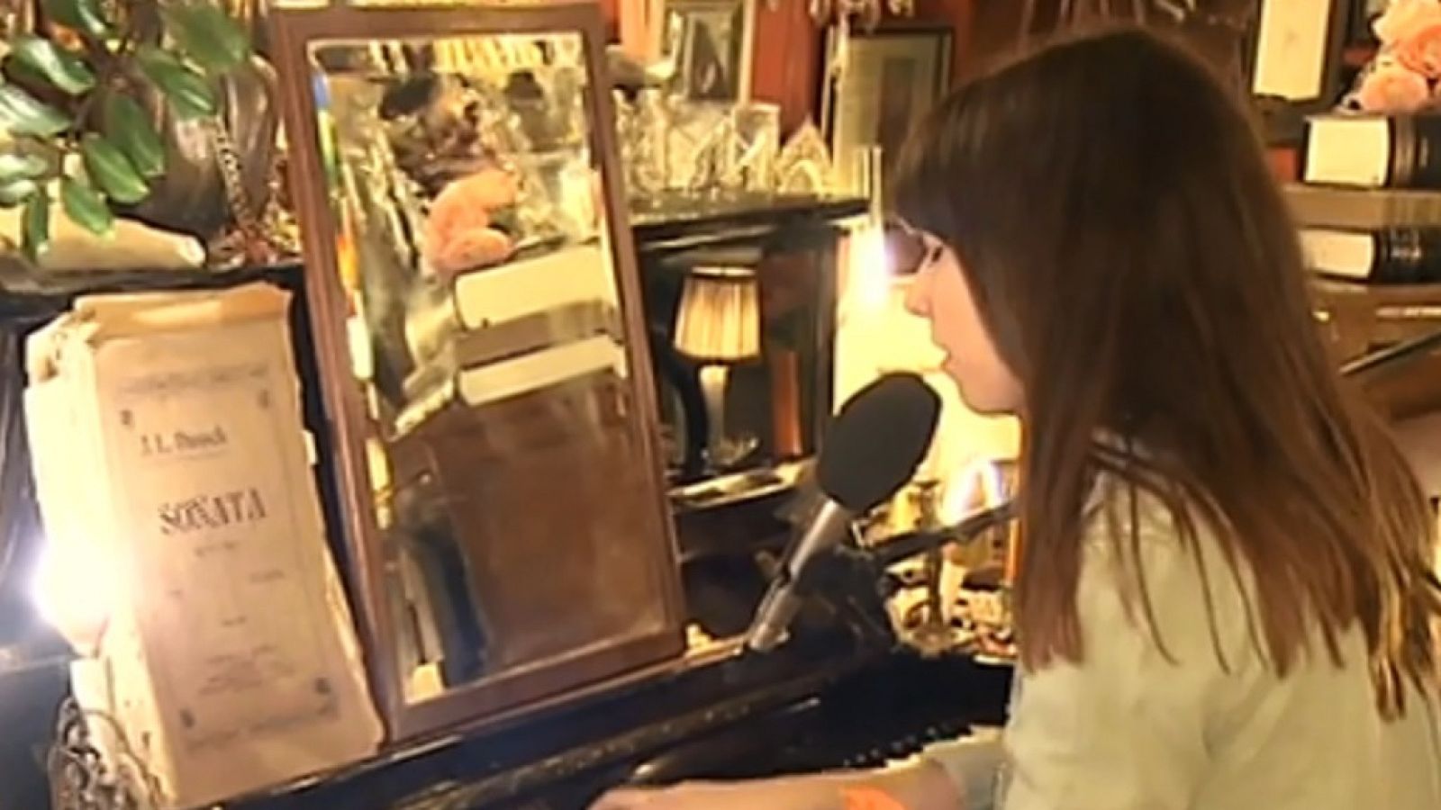 Atención Obras - Chloé Bird