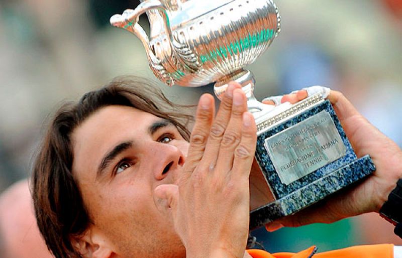 Nadal ha recibido su cuarto trofeo consecutivo del Masters 1000 de Roma, tras ganar la final al serbio Novak Djokovic.