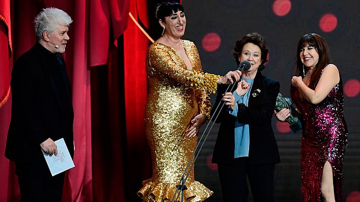 Premios Goya - Las mujeres al borde de un ataque de nervios entregan el goya a la mejor película