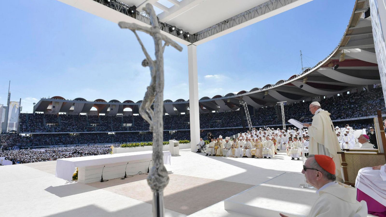 Una misa histórica en Abu Dabi con 170.000 católicos rezando en público | Ver