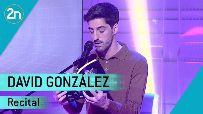 La 2 Noticias - David González Martín nos presenta su poemario 'Diez años y el vivir'