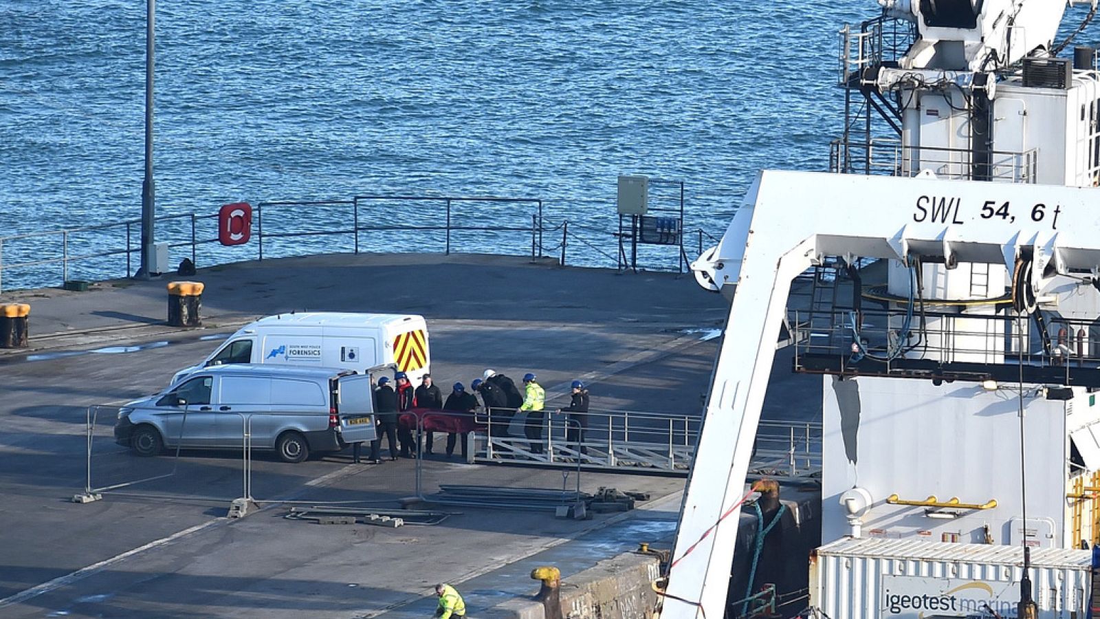 El barco con el cuerpo rescatado del fondo del mar ya está en tierra | Ver