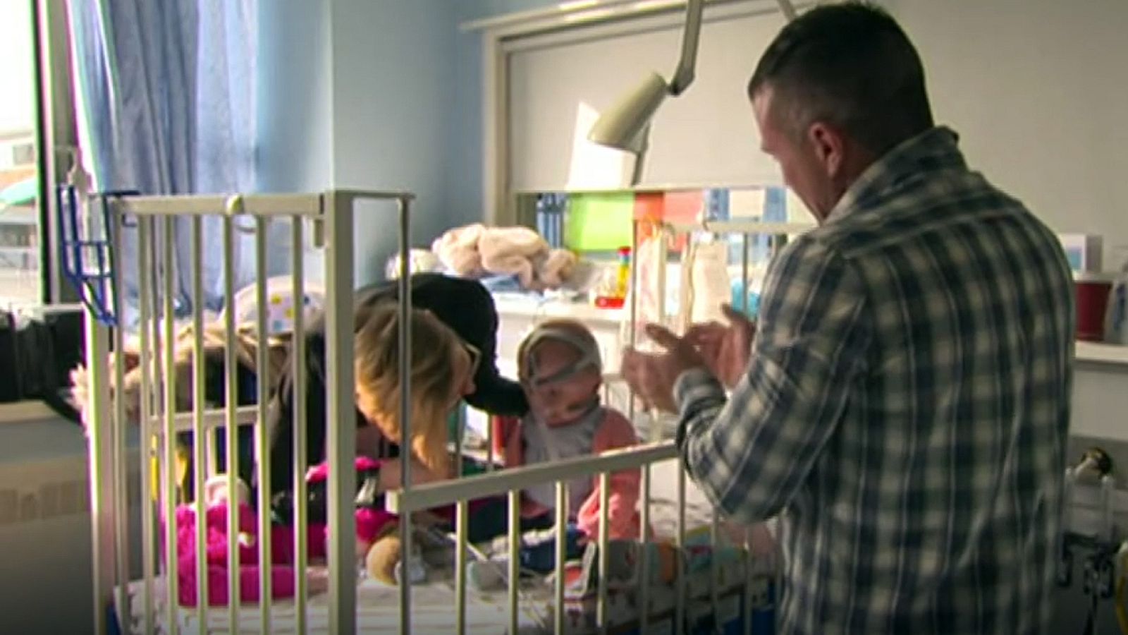 Operan con éxito en Reino Unido a una bebé que nació con el corazón fuera