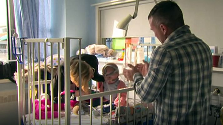 Telediario 1 - Una bebé que nació con el corazón fuera en Reino Unido puede volver a casa después de tres operaciones