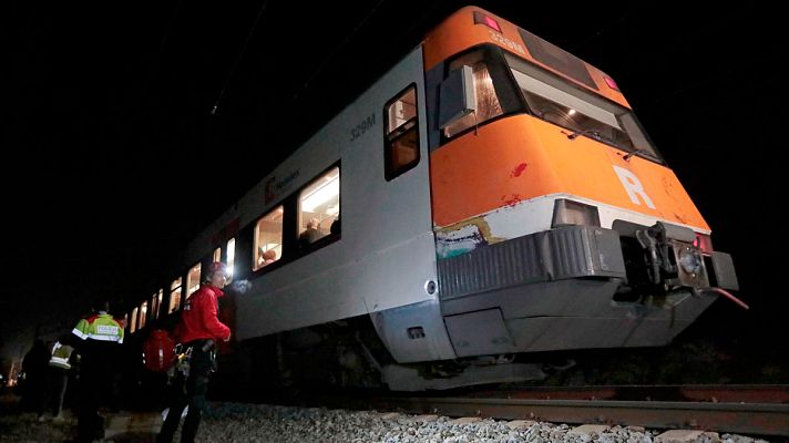  - Un choque frontal de dos trenes en Barcelona causa un muerto y un centenar de heridos, seis de ellos graves