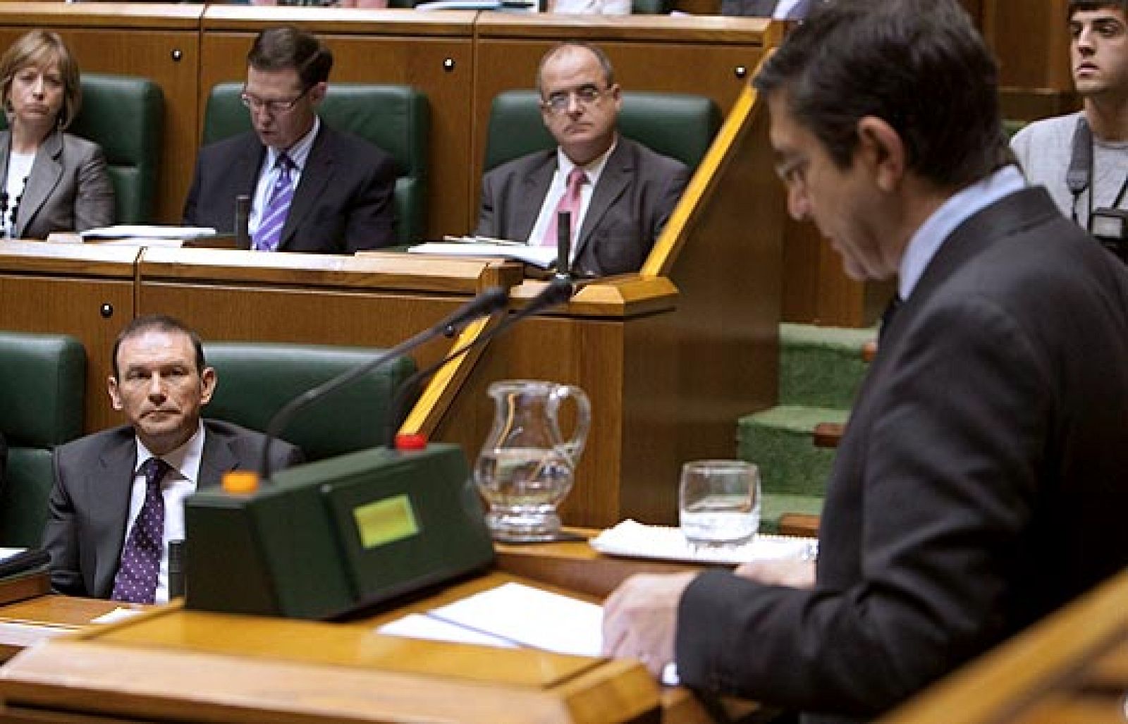El candidato socialista a la Lehendakaritza, Patxi López, ha tendido la mano a Ibarretxe en su discurso de investidura. Le ha agradecido el trabajo realizado y le ha invitado a entenderse.