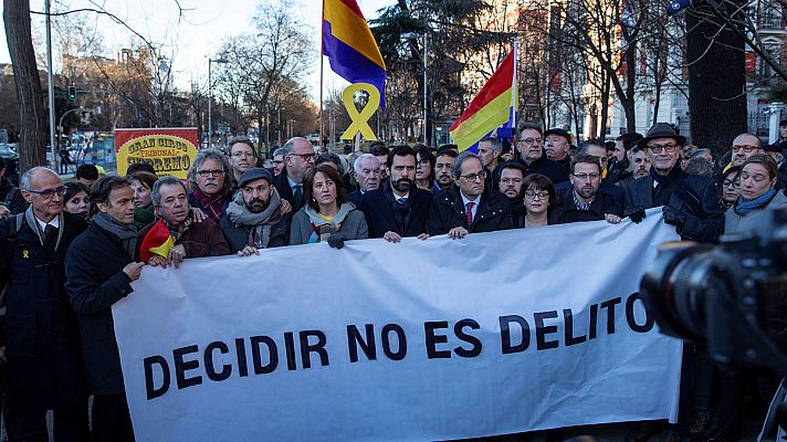 Telediario 1 - Independentistas, constitucionalistas y funcionarios de prisiones protestan ante el Tribunal Supremo