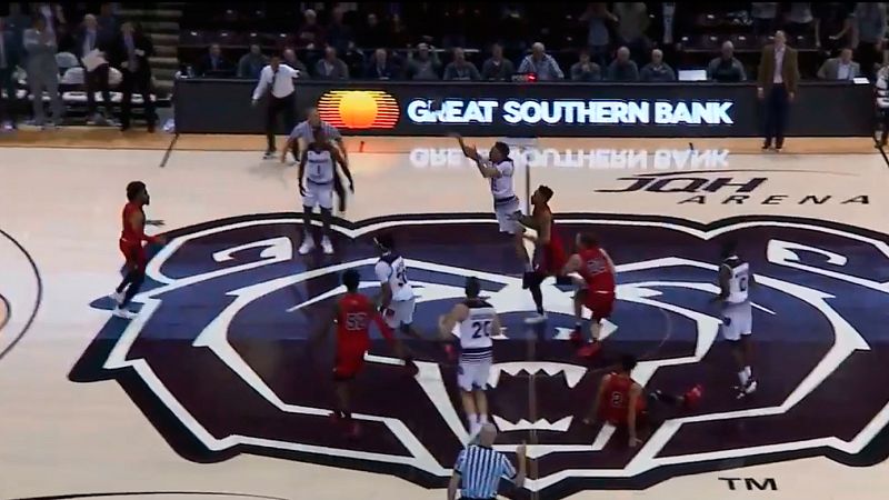 Una canasta desde medio campo da la victoria a Missouri en un partido universitario ante Illinois