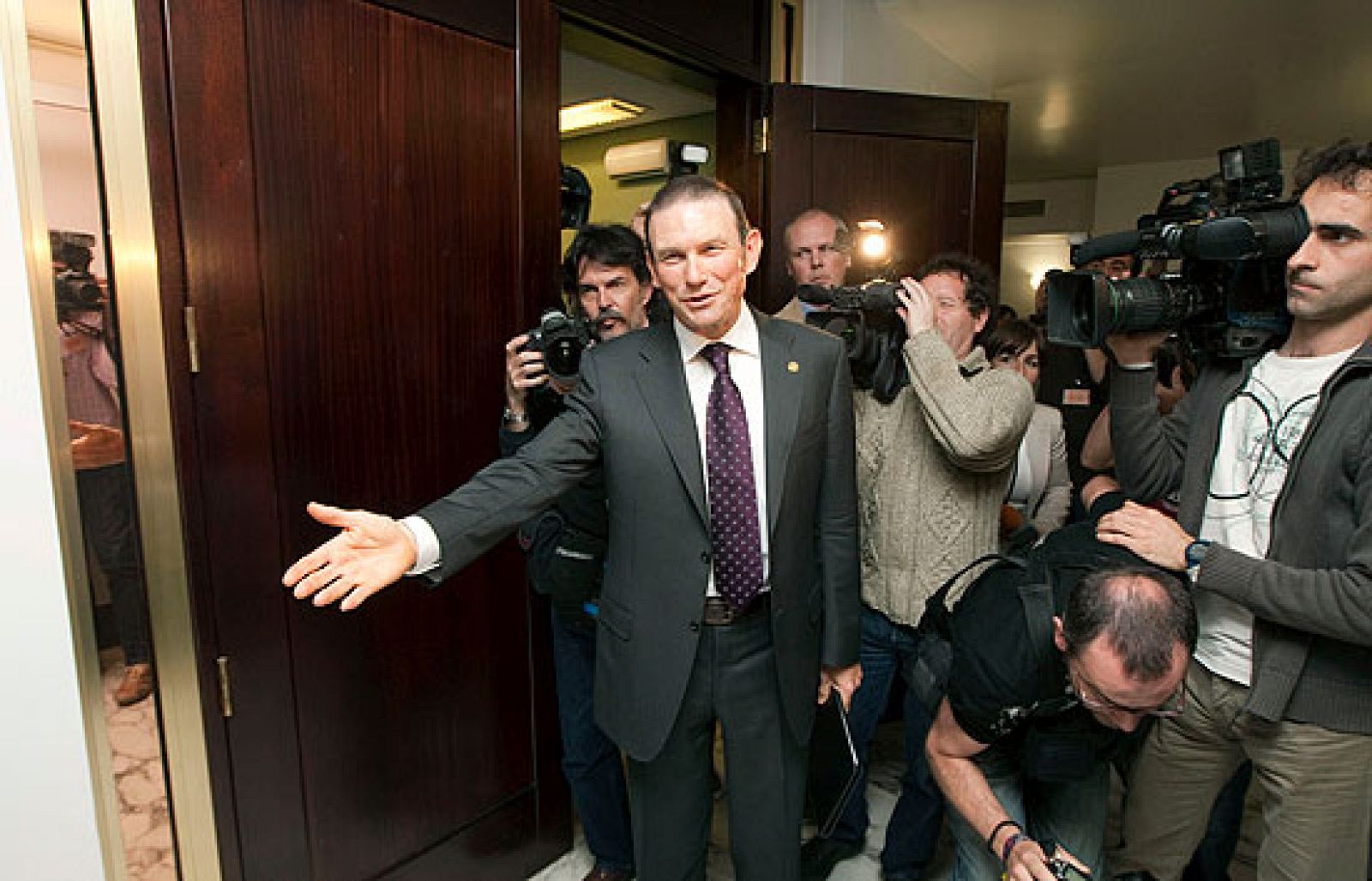 El candidato a lehendakari del PNV, Juan José Ibarretxe, ha acusado a Patxi López de haber "engañado" a los vascos