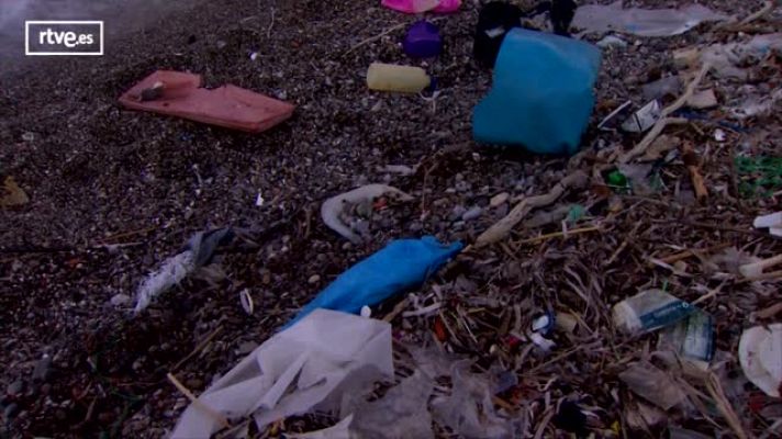  - El equipo de 'En Portada' aborda el vertido de plásticos en la isla griega de Poros