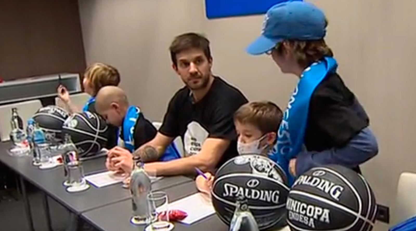 La magia de la Copa del Rey de baloncesto ya se respira en Madrid, donde algunos de sus protagonistas han pasado por los micrófonos de Radio Pelona, un proyecto de la Fundación Unoentrecienmil, que da voz a los niños hospitalizados por cáncer.