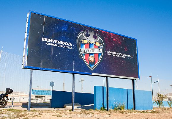 Telediario 1 - Condenan al Levante y a dos jugadoras del infantil por difundir una foto de una compañera en la ducha