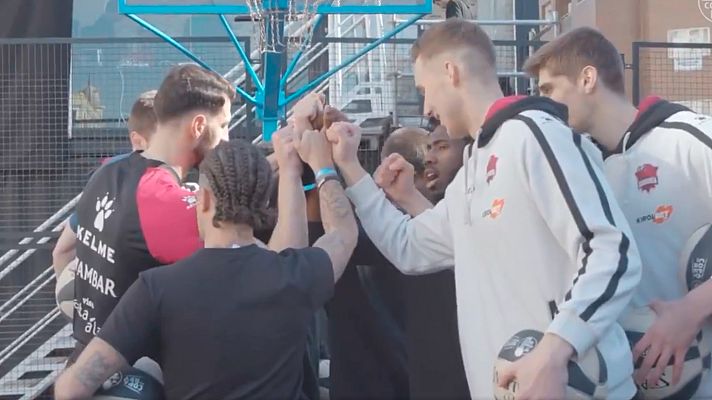 Telediario 1 - Jugadores del Joventut y Estudiantes promocionan la Copa de Basket visitando a niños hospitalizados