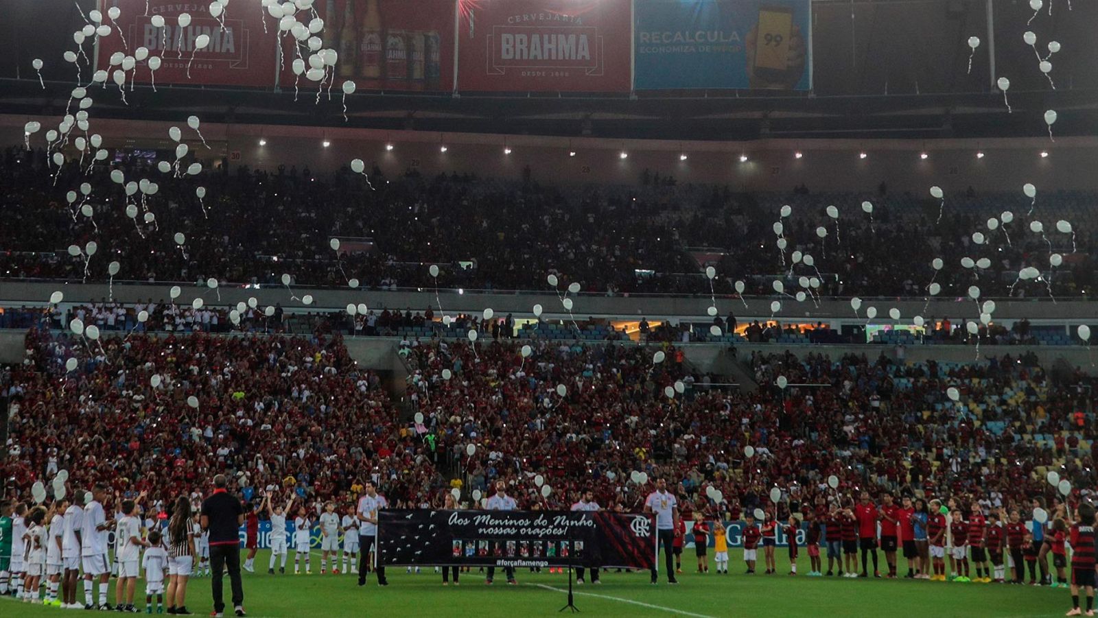 Maracaná rinde homenaje a los canteranos del Flamengo fallecidos en el incendio - RTVE.es | Ver