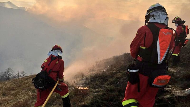 Continúa la lucha contra los incendios forestales en Cantabria