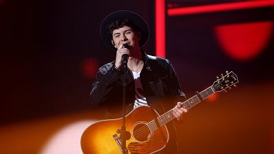 Alfred Garc�a canta 'La Chica de Ayer' de Nacha Pop