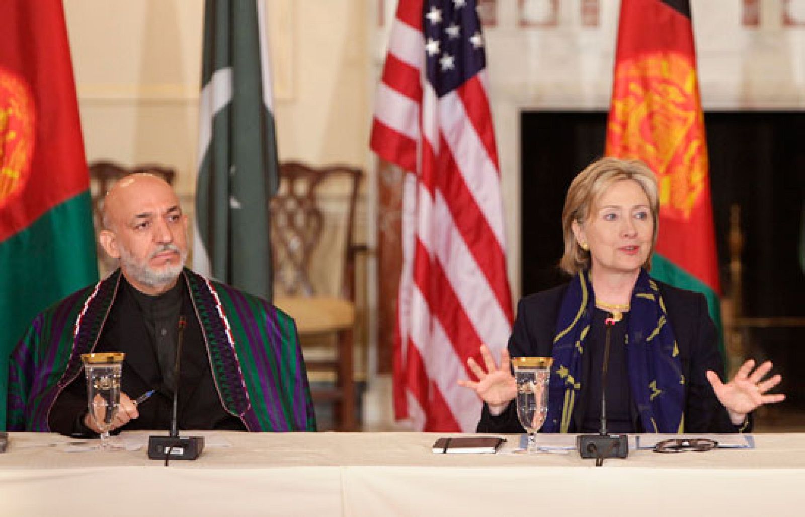 Clinton y Karzai lamentan la pérdida de vidas civiles en el último ataque estadounidense | Ver