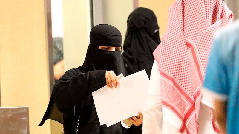 Absher, una aplicación móvil en Arabia Saudí permite a los hombres controlar a sus mujeres | Ver