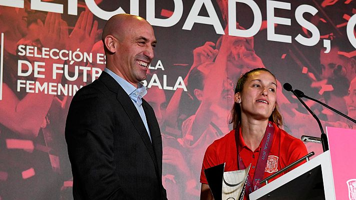 Telediario 1 - La RFEF creará una plataforma contra la homofobia y la discriminación