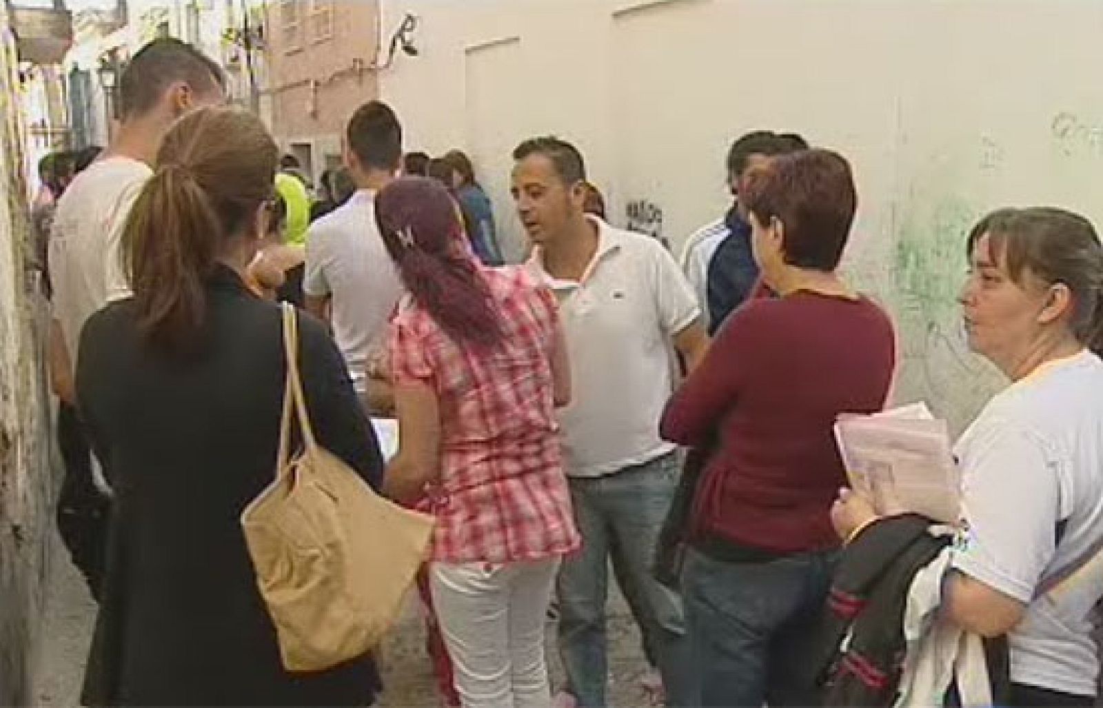 Cientos de personas se acercan al Ayuntamiento de Badajoz en busca de uno de los 262 puestos de trabajo que creará | Ver