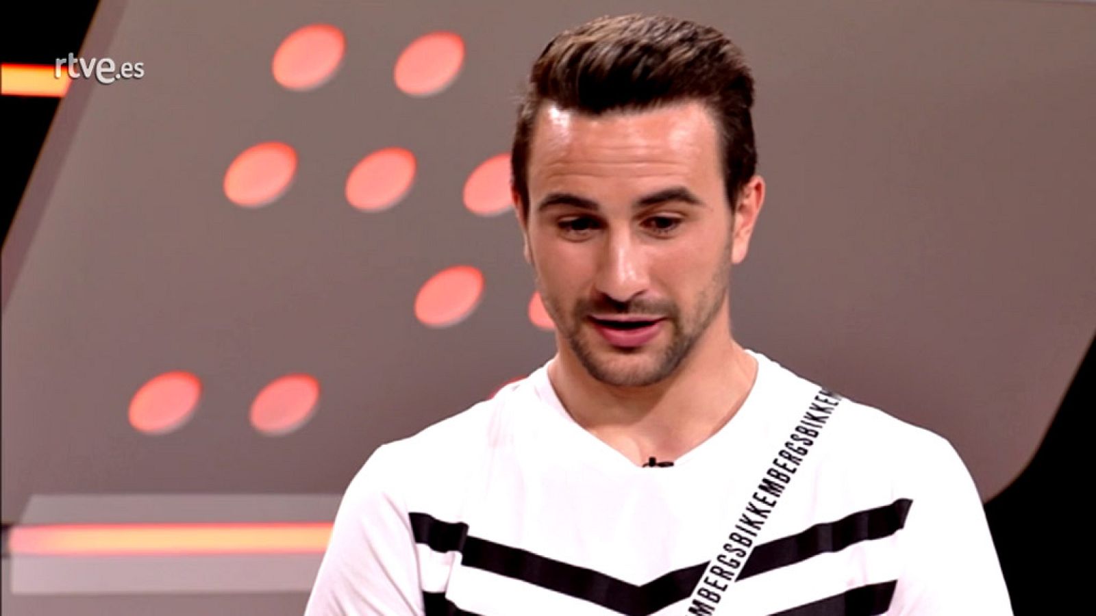 El delantero del Alcorcón visitó el plató del programa Fast Fut 123 y analizó la trayectoria del equipo alfarero en la Liga123, "una de las ligas más emocionantes y más apasionantes de Europa".