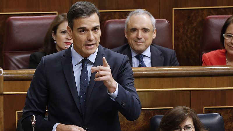 Sánchez acusa a Rivera de ponerse la "chaqueta de la ultraderecha" y éste le afea sentarse con "golpistas"