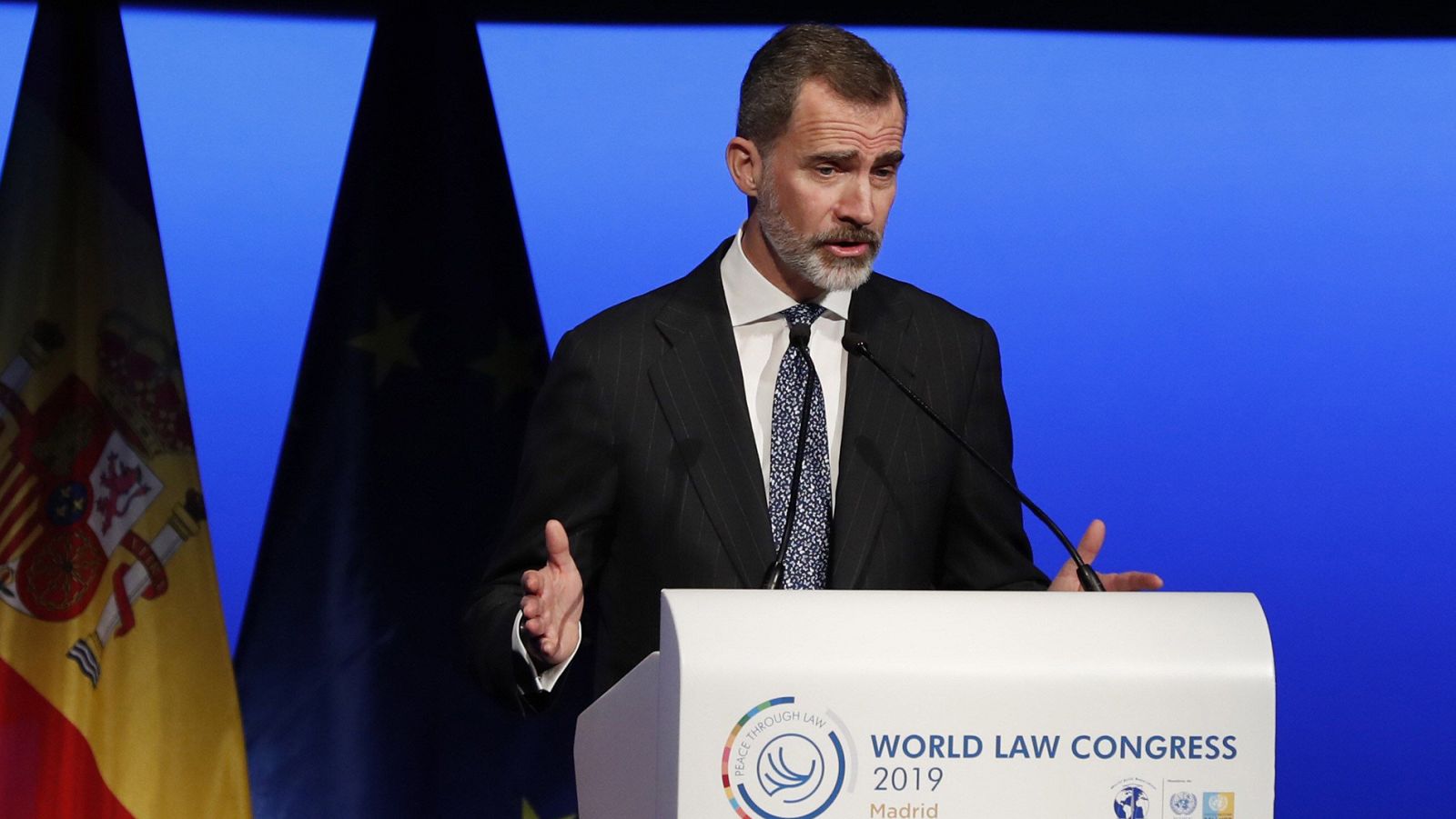 El rey advierte: no es "admisible apelar a una supuesta democracia" sin el respeto a las leyes