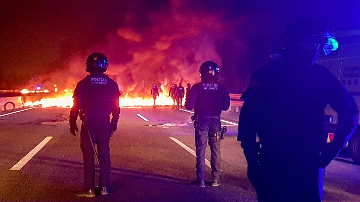 Telediario 1 - Cortes de tráfico y de trenes en Cataluña por la huelga