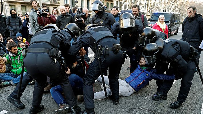 Informativo 24h - Dos detenidos y dos heridos en la huelga de Cataluña