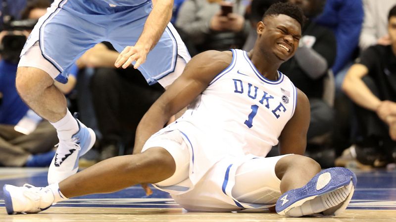 Zion Williamson, la gran promesa del baloncesto universitario se lesiona al explotar su zapatilla | Ver