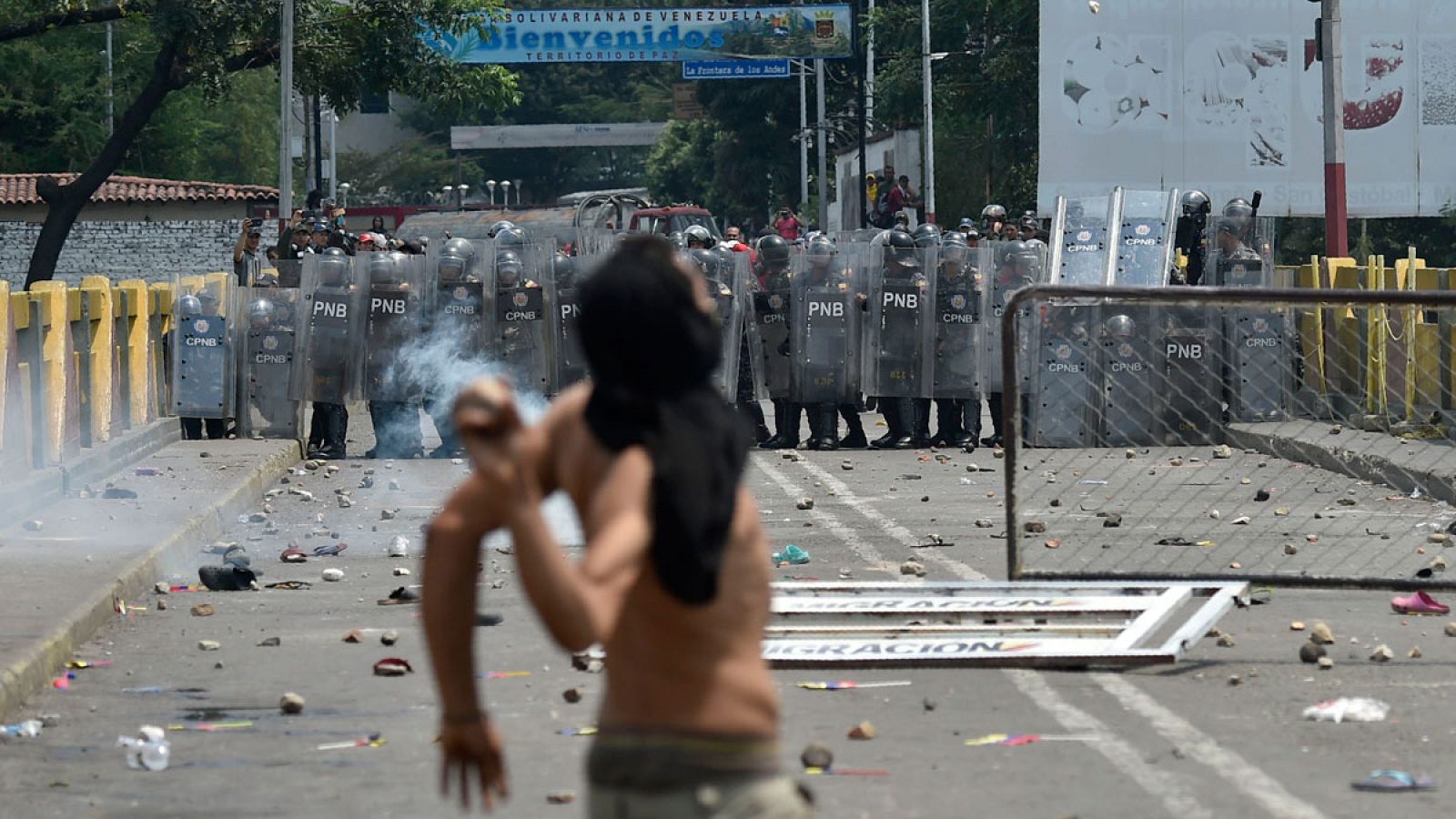 Enfrentamientos en la frontera entre Colombia y Venezuela por el paso de la ayuda humanitaria