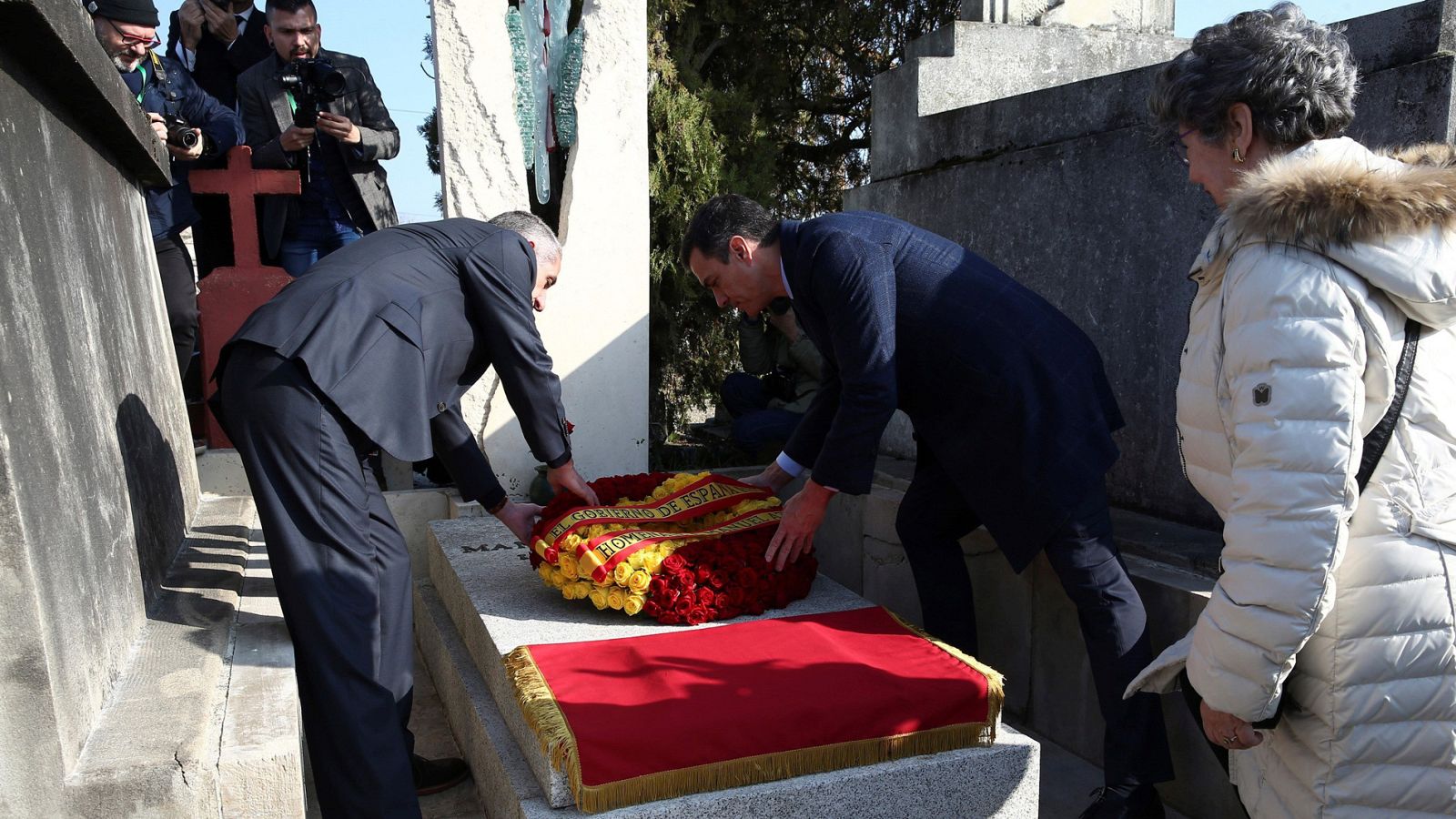 Sánchez inicia el homenaje al exilio español en Francia visitando la tumba de Azaña en Montauban