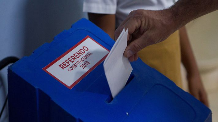 Telediario 1 - El gobierno cubano celebra un referéndum para ratificar la nueva Constitución