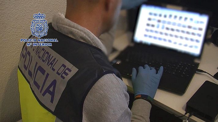 Telediario 1 - Dos detenidos por grabar vídeos sexuales en páginas de citas para difundirlos en webs pornográficas