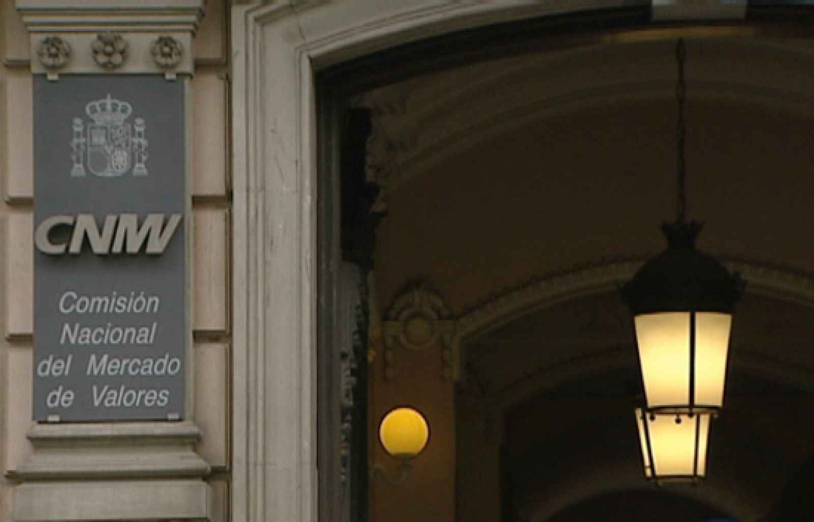 La CNMV ha pedido a bancos y cajas más transparencia a la hora de vender sus productos a los clientes | Ver