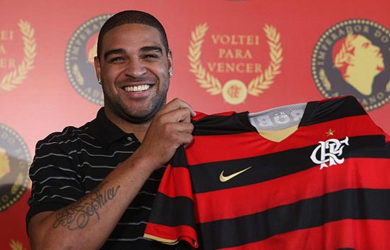 El ex jugador del Inter de Milán, Adriano, ha sido presentado por su nuevo equipo, el Flamengo brasileño.