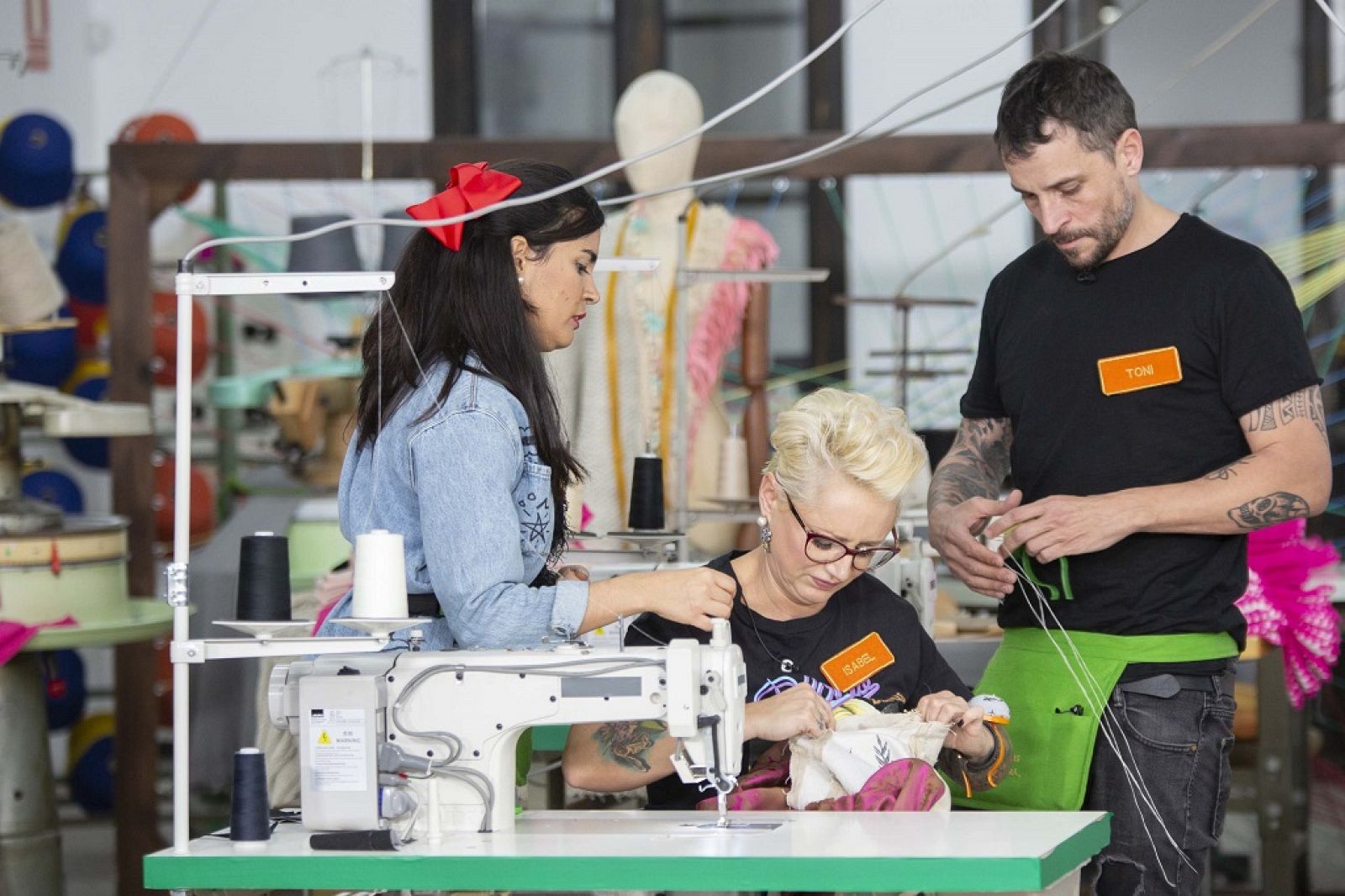 Los jueces cambian los equipos durante la prueba