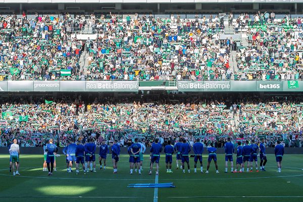 Telediario 1 - La afición del Betis se vuelca con su equipo antes de la semifinal frente al Valencia