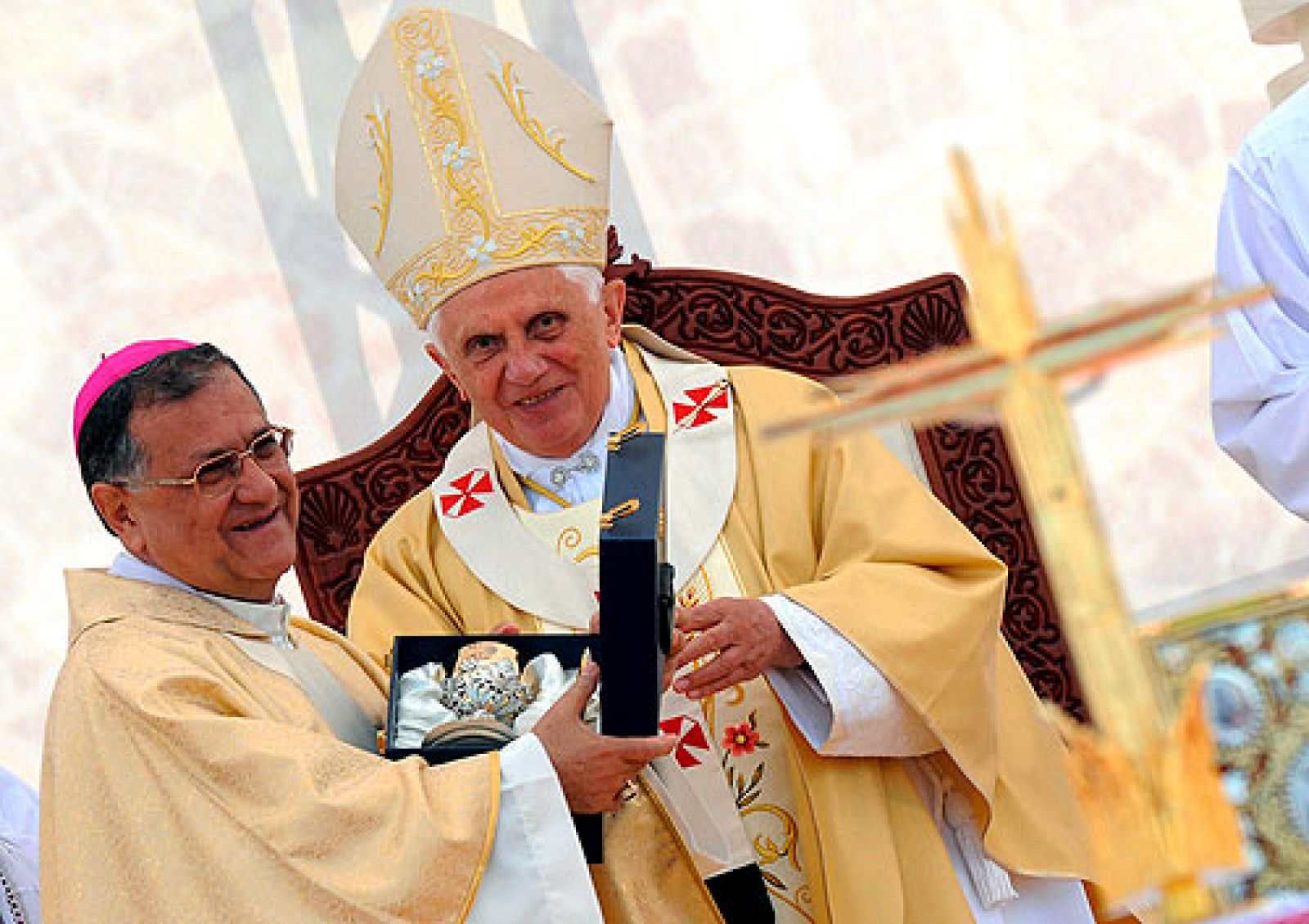 El Papa pide respeto a la mujer en Próximo Oriente