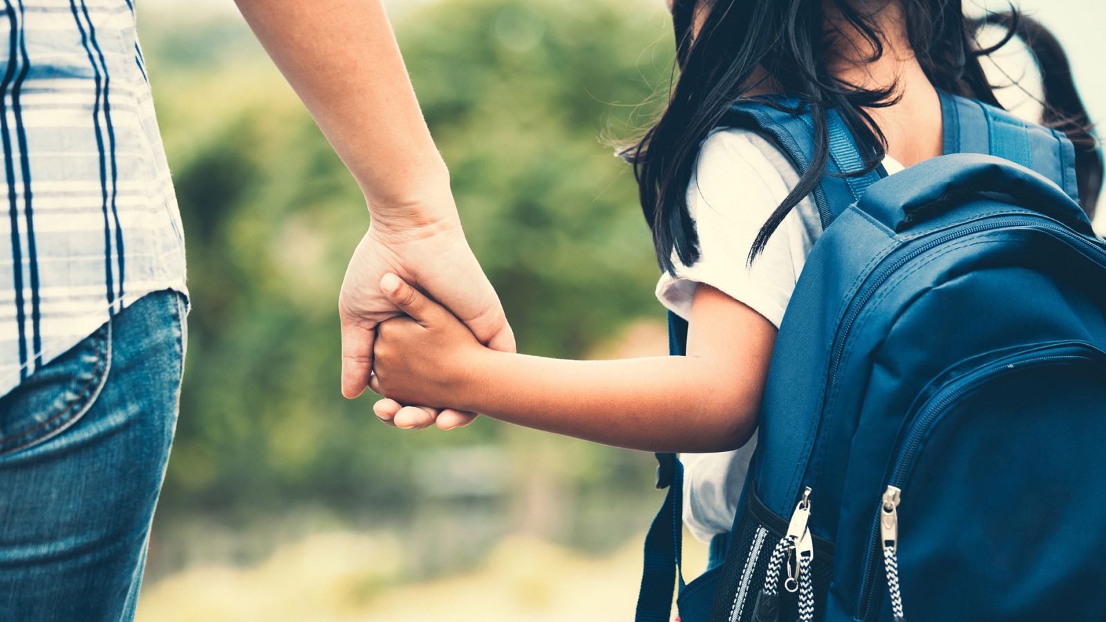 Las familias monoparentales son una realidad cada vez más presente en las sociedad española. Ya son casi dos millones y el 83% las encabezan mujeres. Hacen frente a los mismos impuestos o alquileres que aquellas familias formadas por dos adultos. Un