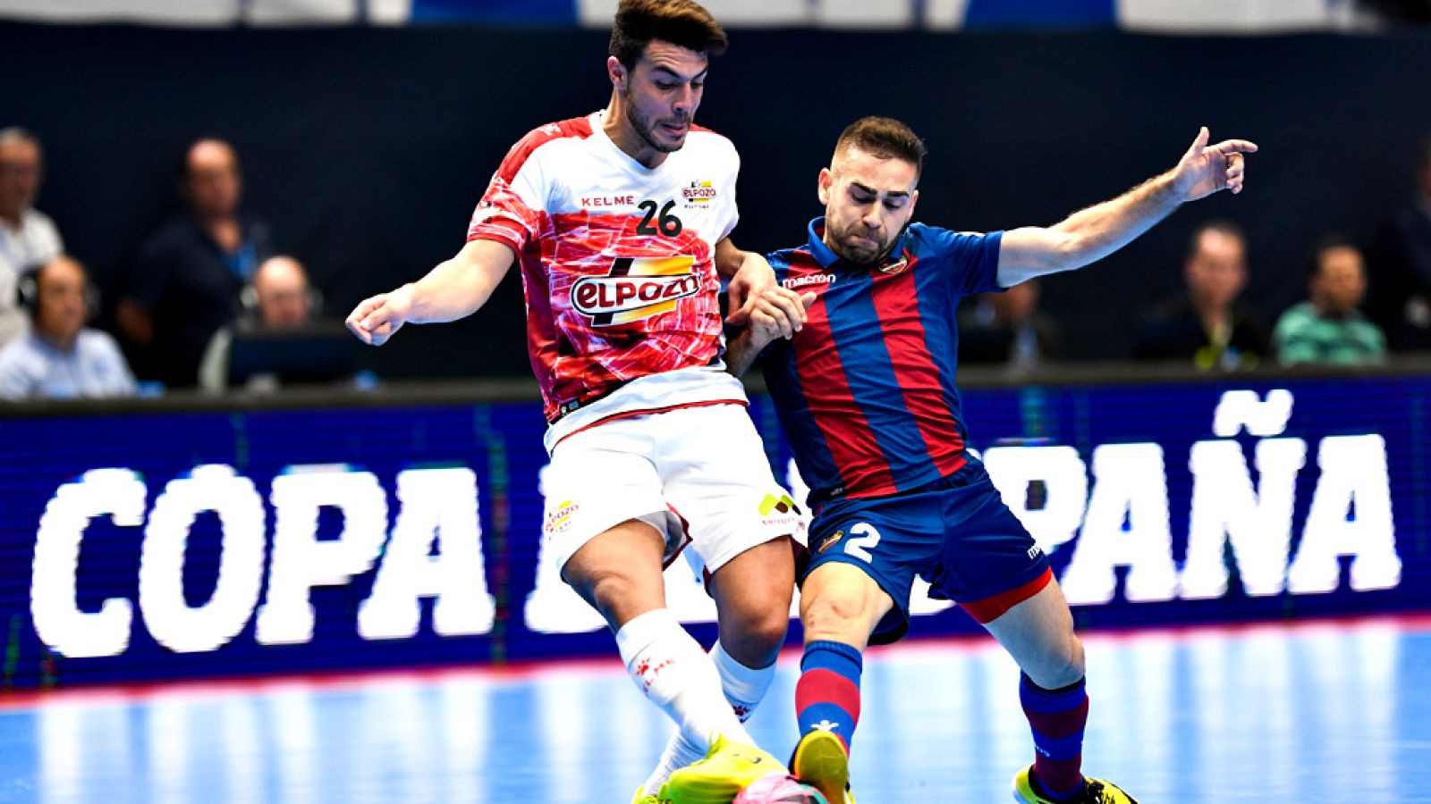 Álex Yepes adelanta a ElPozo frente a Levante UD (1-0).